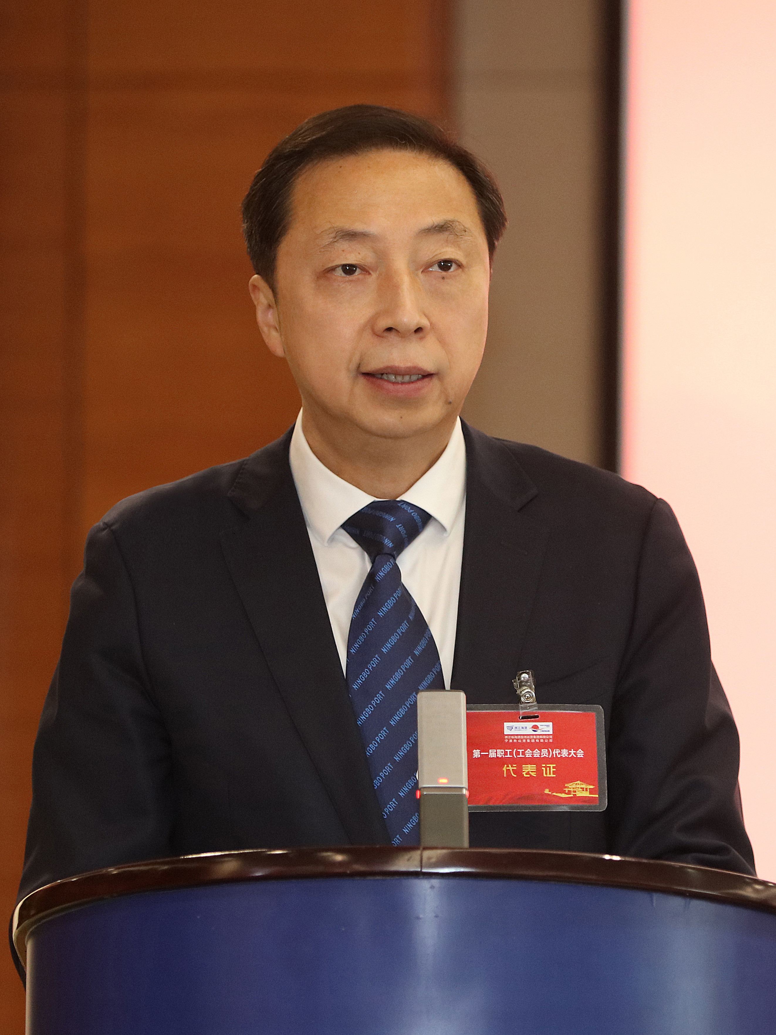 董事长讲话单人照_副本.jpg